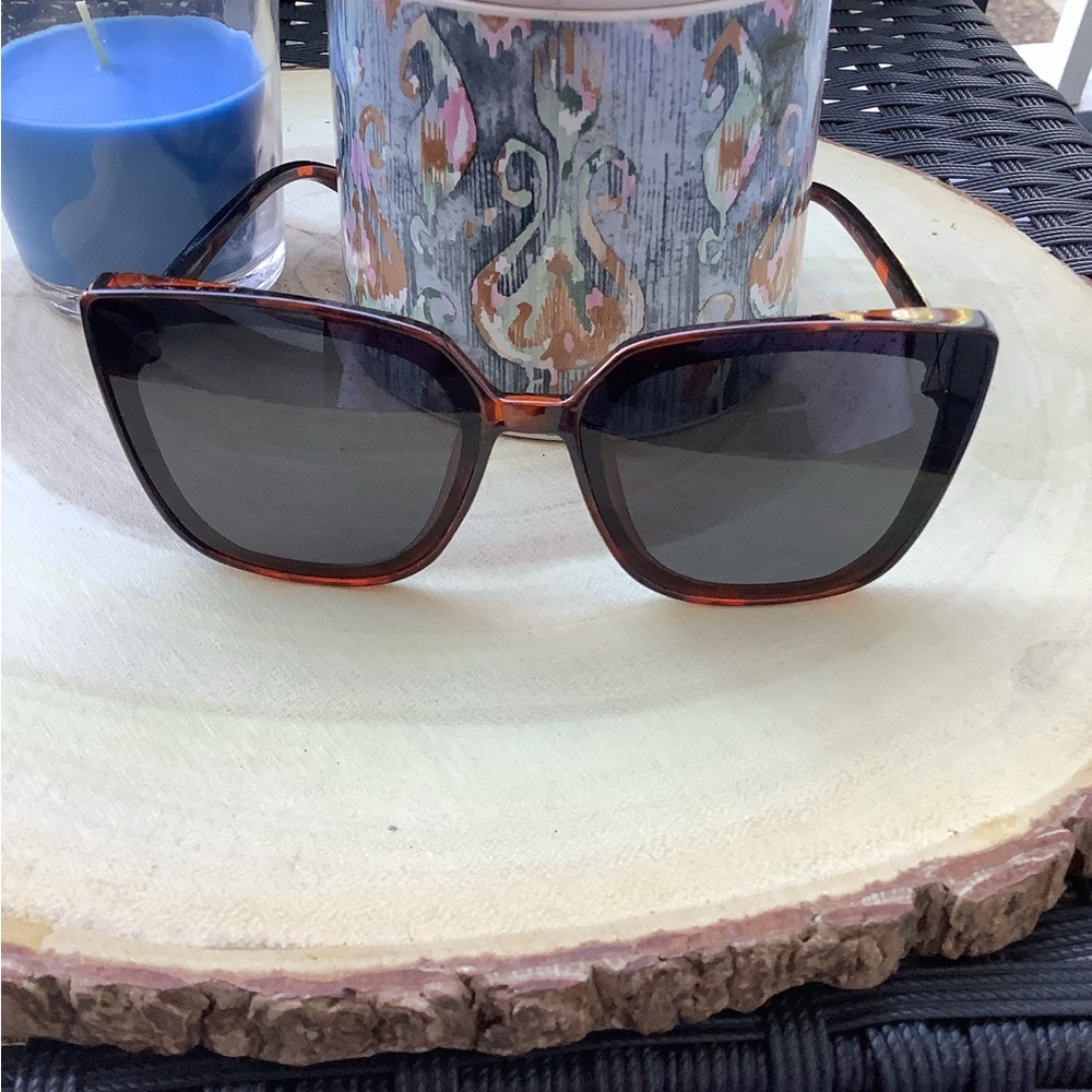 Tortoise Shell Square Sunglasses - Picture 4 of 4